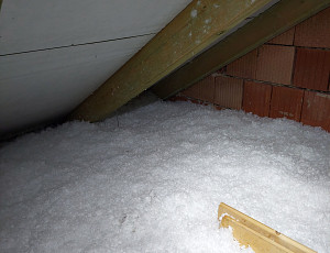 Zateplení stropu rodinného domu pomocí foukané izolace